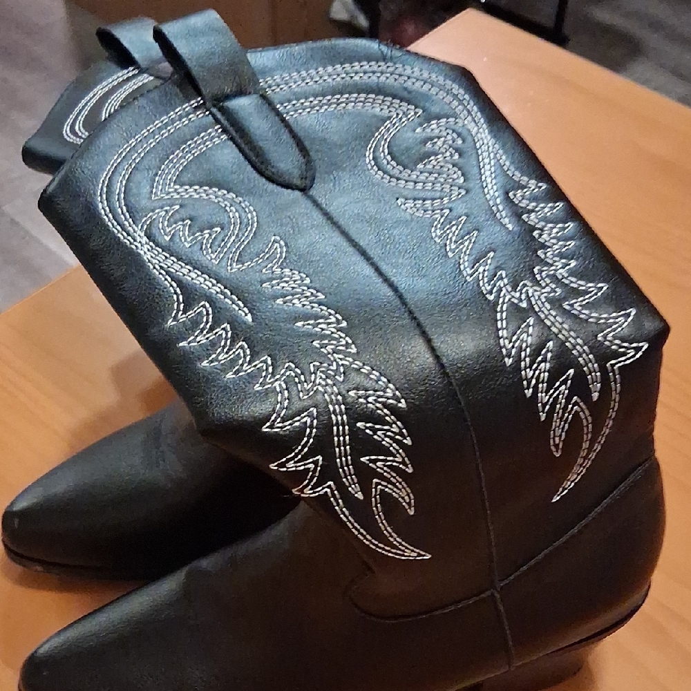 Black Western Cowboy Boots with White Stitching
